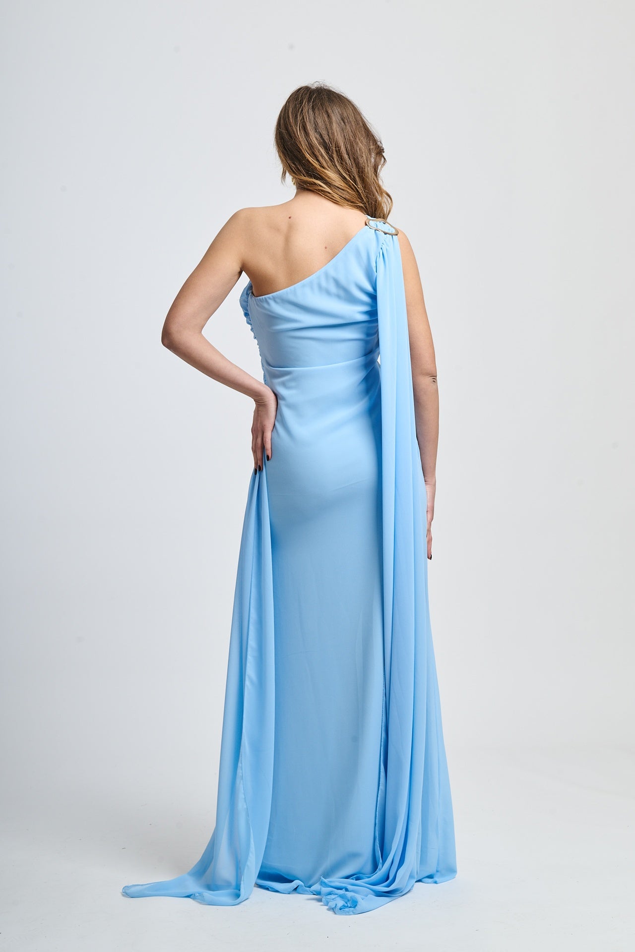 Abito elegante azzurro, drappato, spalla unica, ideale per cerimonie o feste.