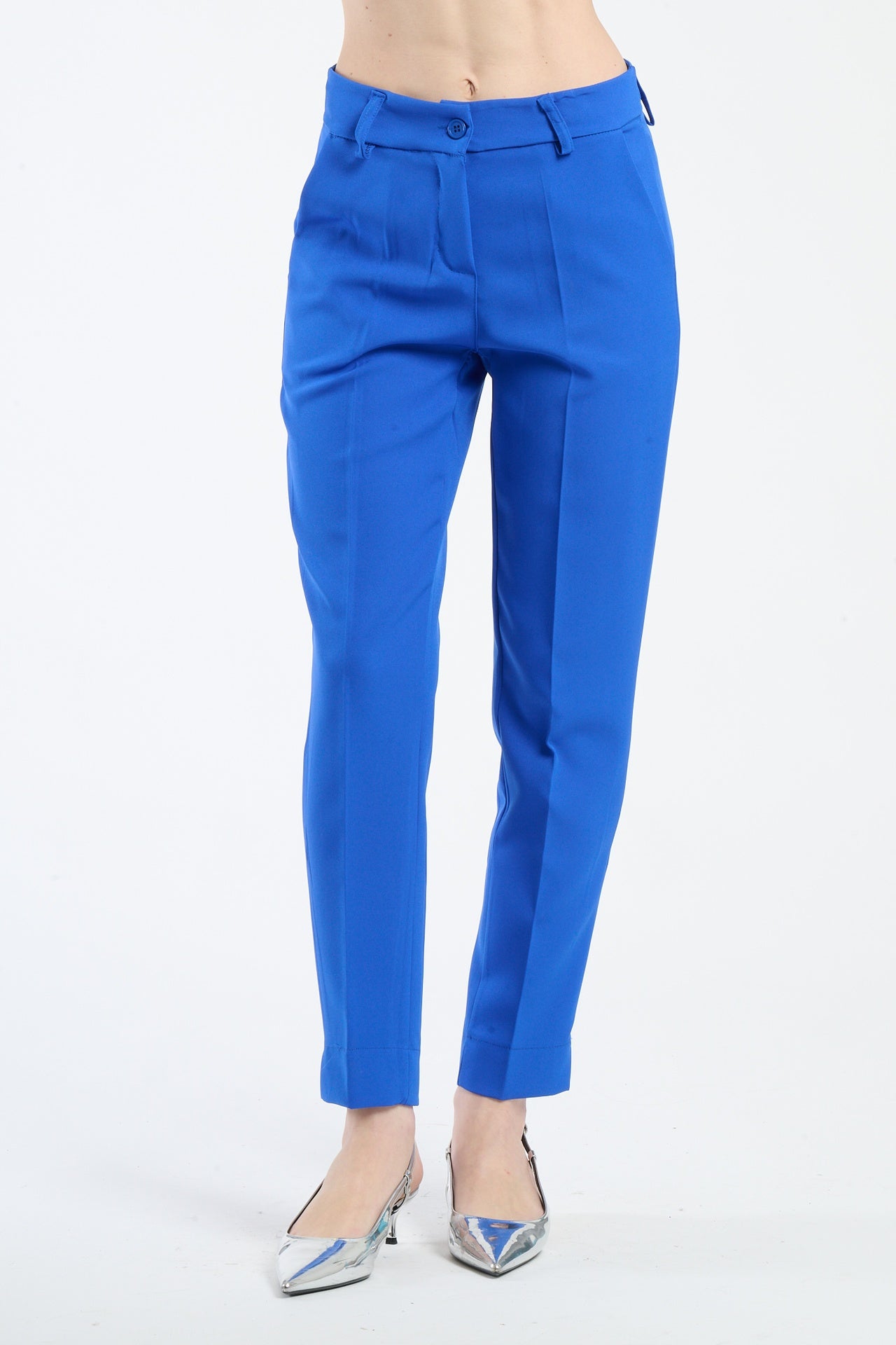 Pantaloni bluette slim fit, eleganti e facili da integrare in un outfit.