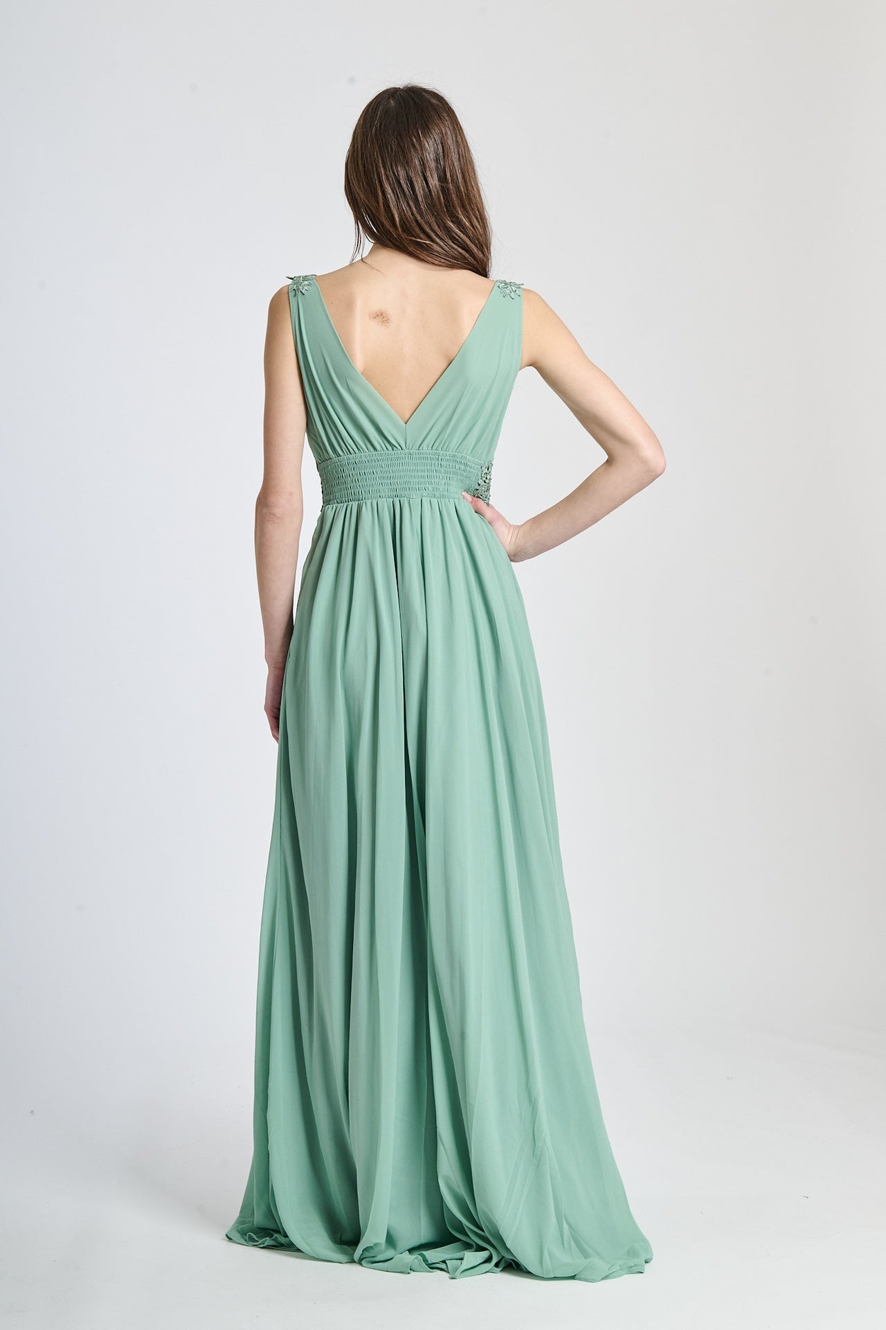 Abito formale salvia in tulle, perfetto per eventi eleganti e sobri