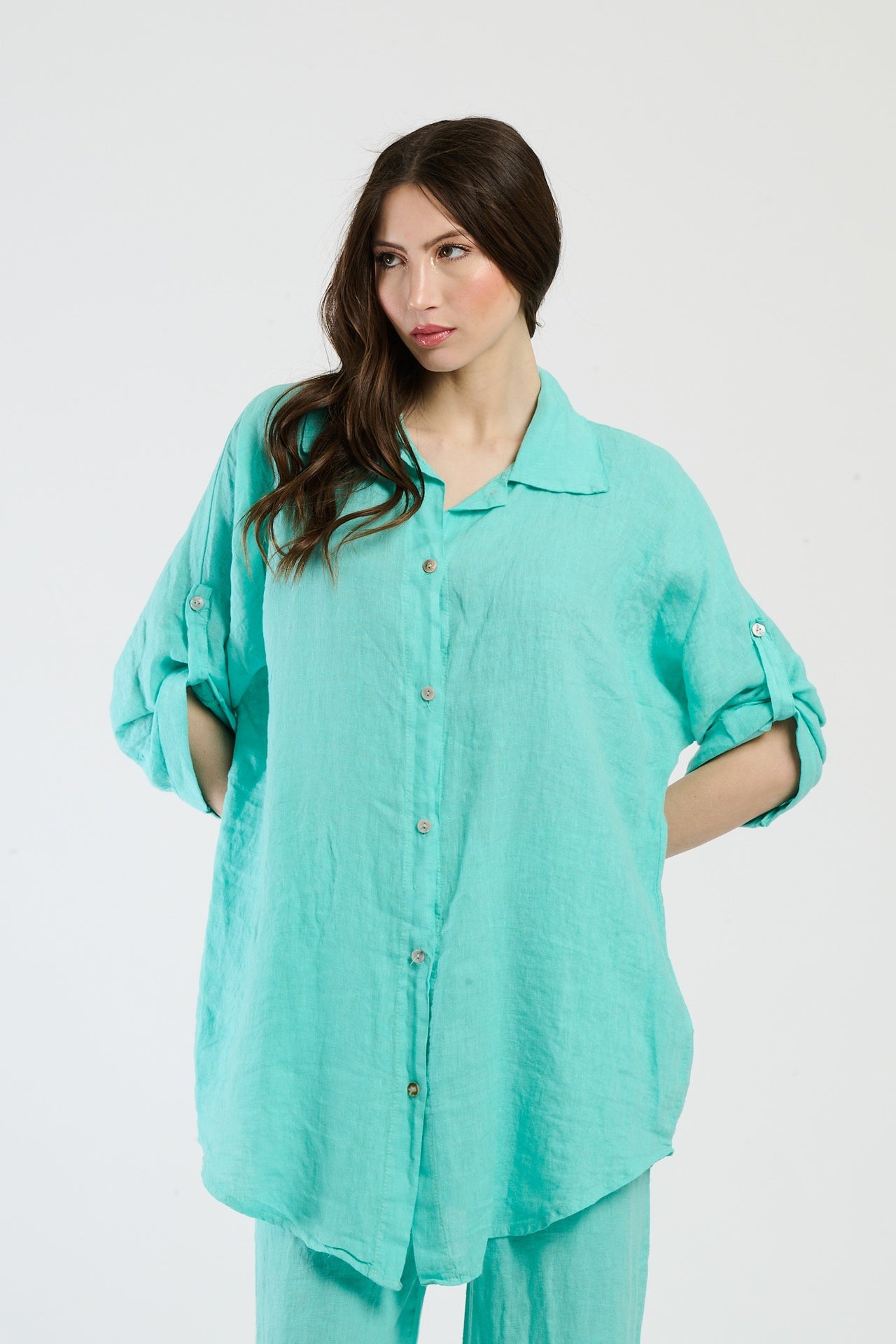 Camicia oversize color Tiffany, rinfrescante e dal fascino unico