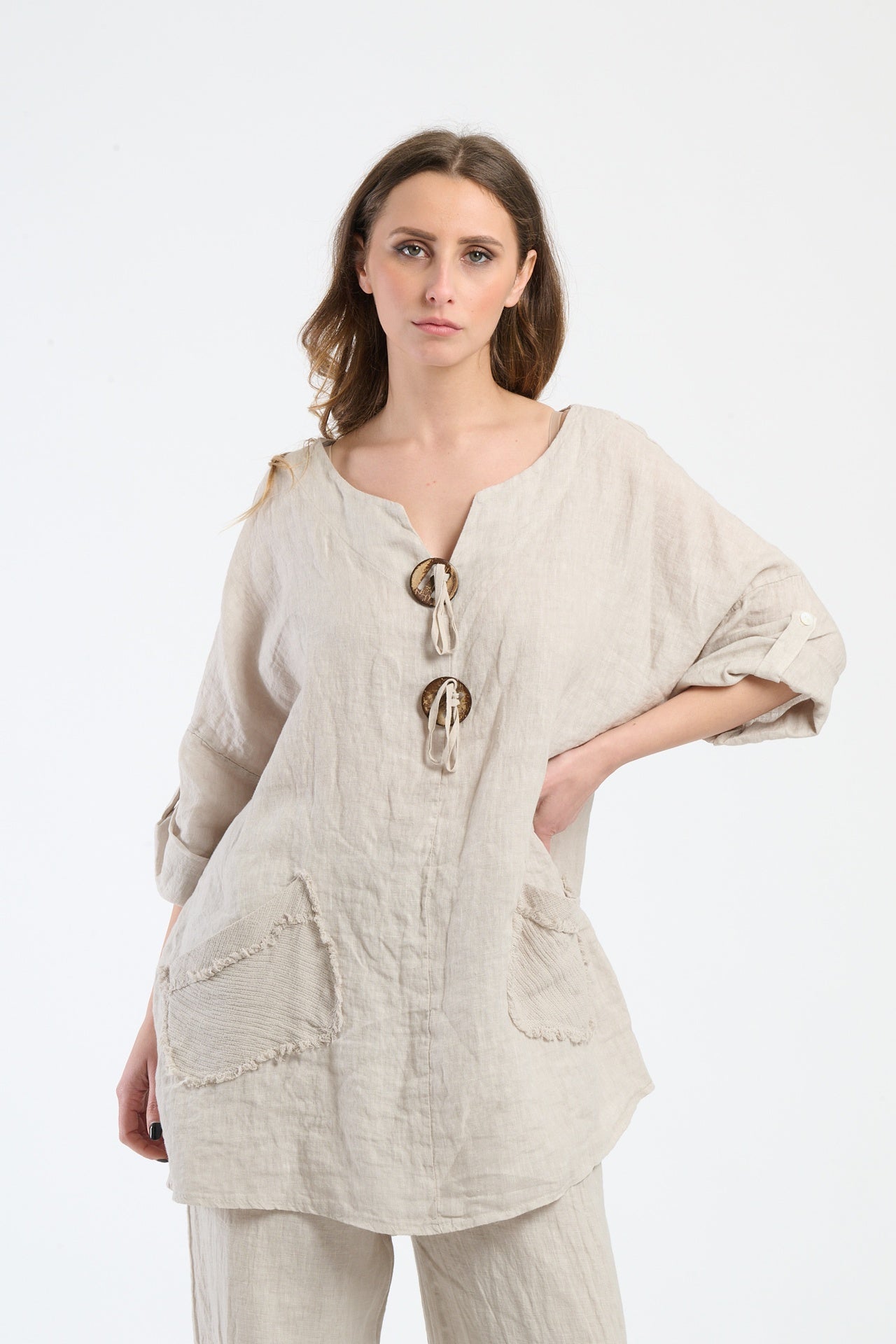 Combinazione beige da giorno, top morbido con tasche frontali, ideale per un look casuale.