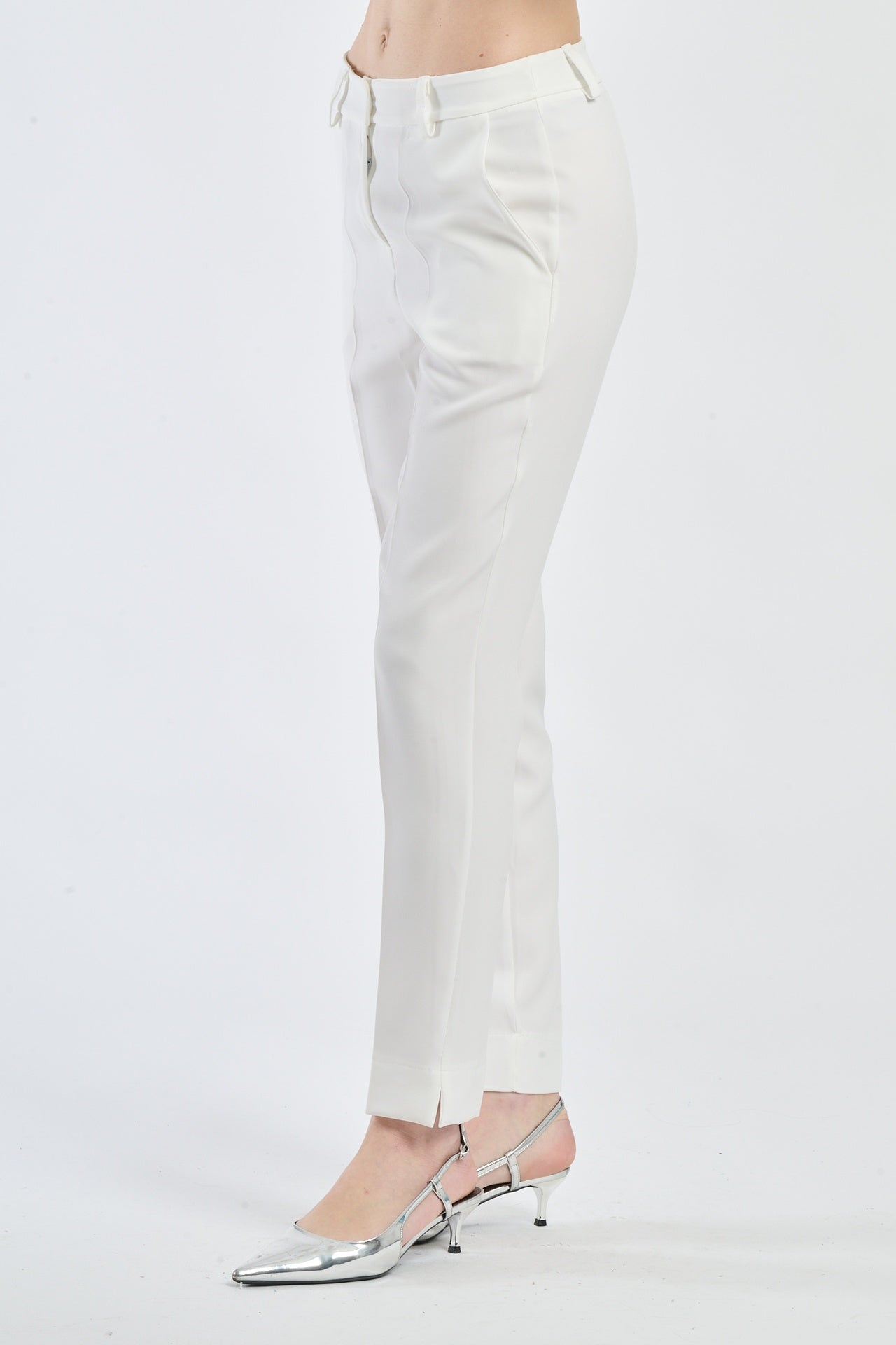 Pantaloni bianchi in cotone, comfortevoli e freschi.