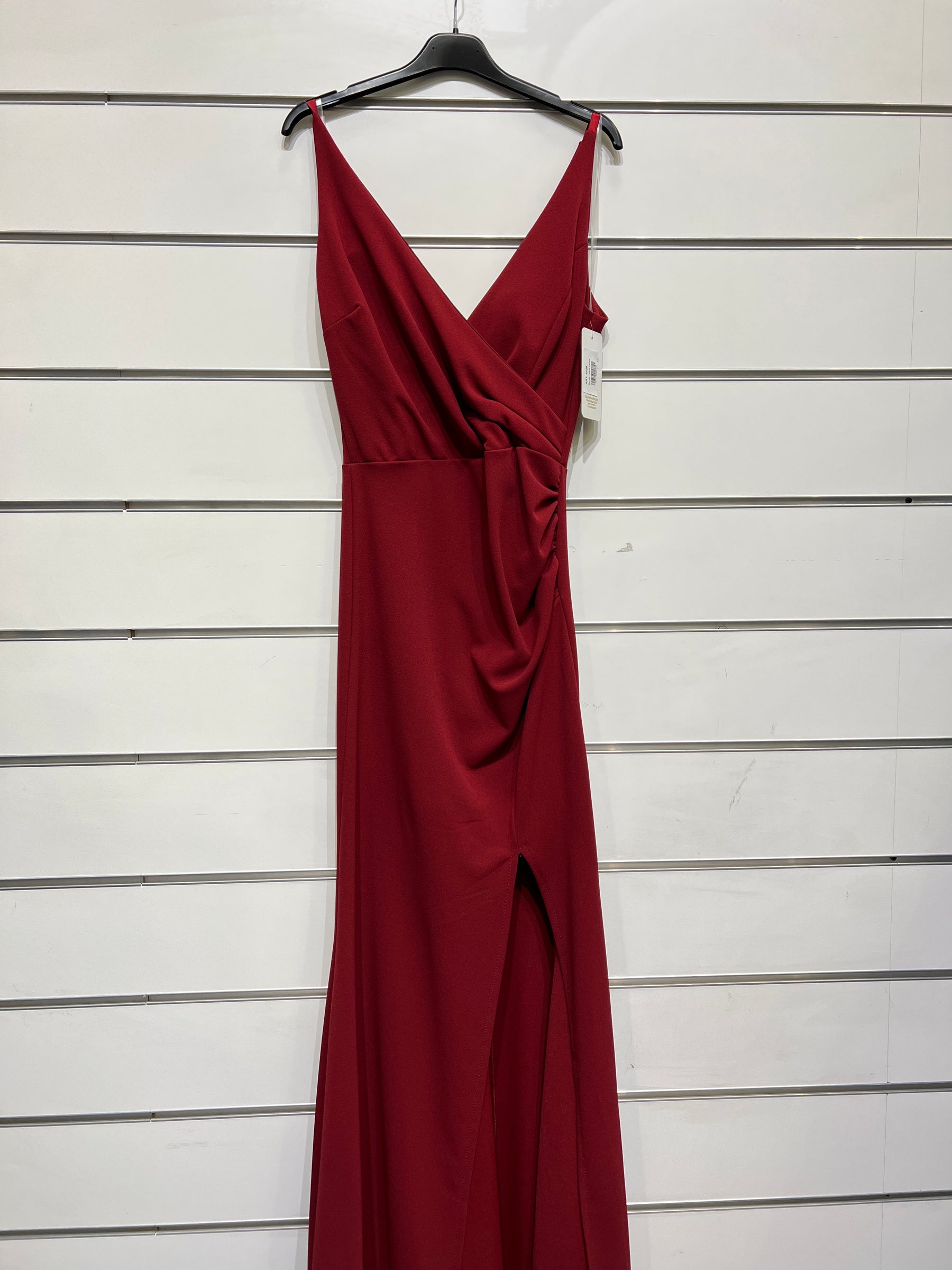Abito “Loreta” – Eleganza drappeggiata con spacco frontale