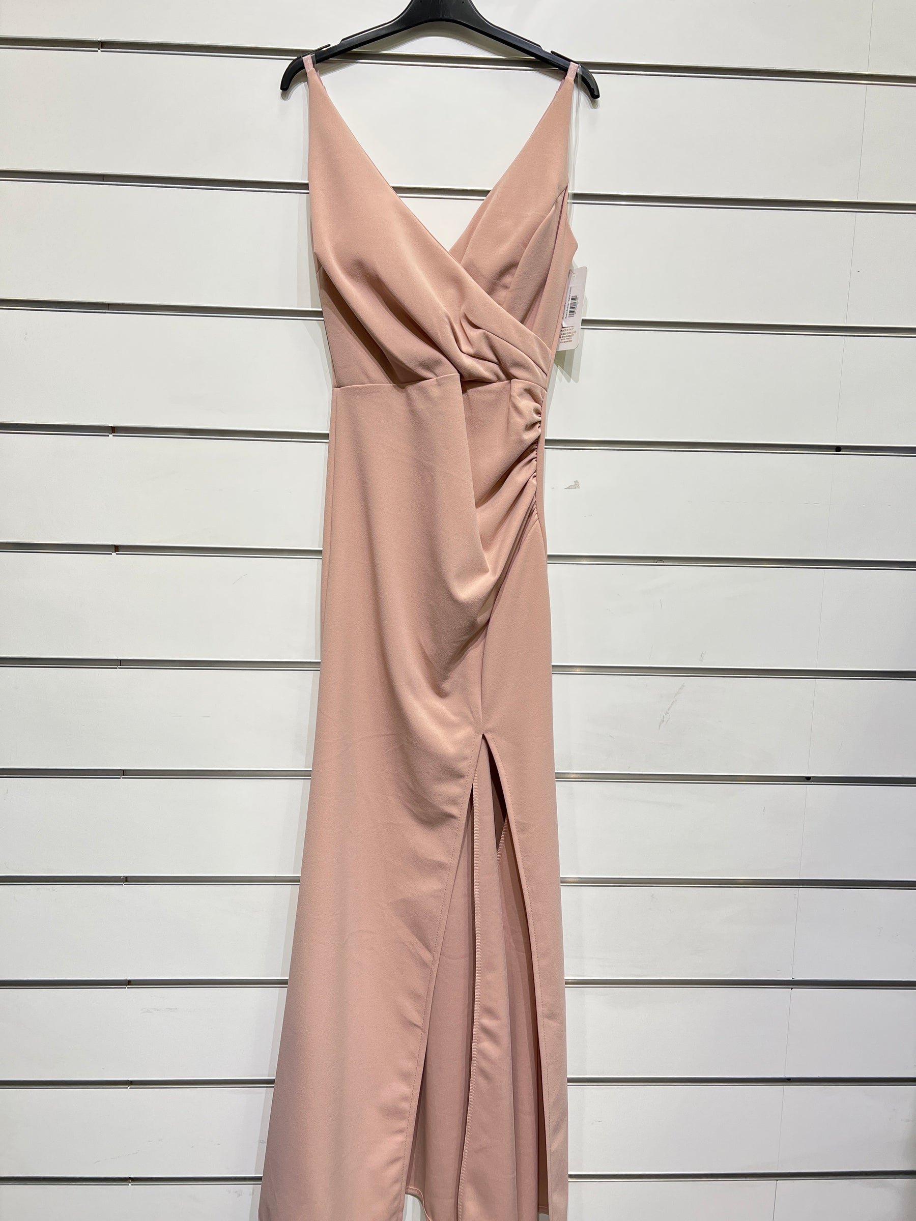 Abito “Loreta” – Eleganza drappeggiata con spacco frontale