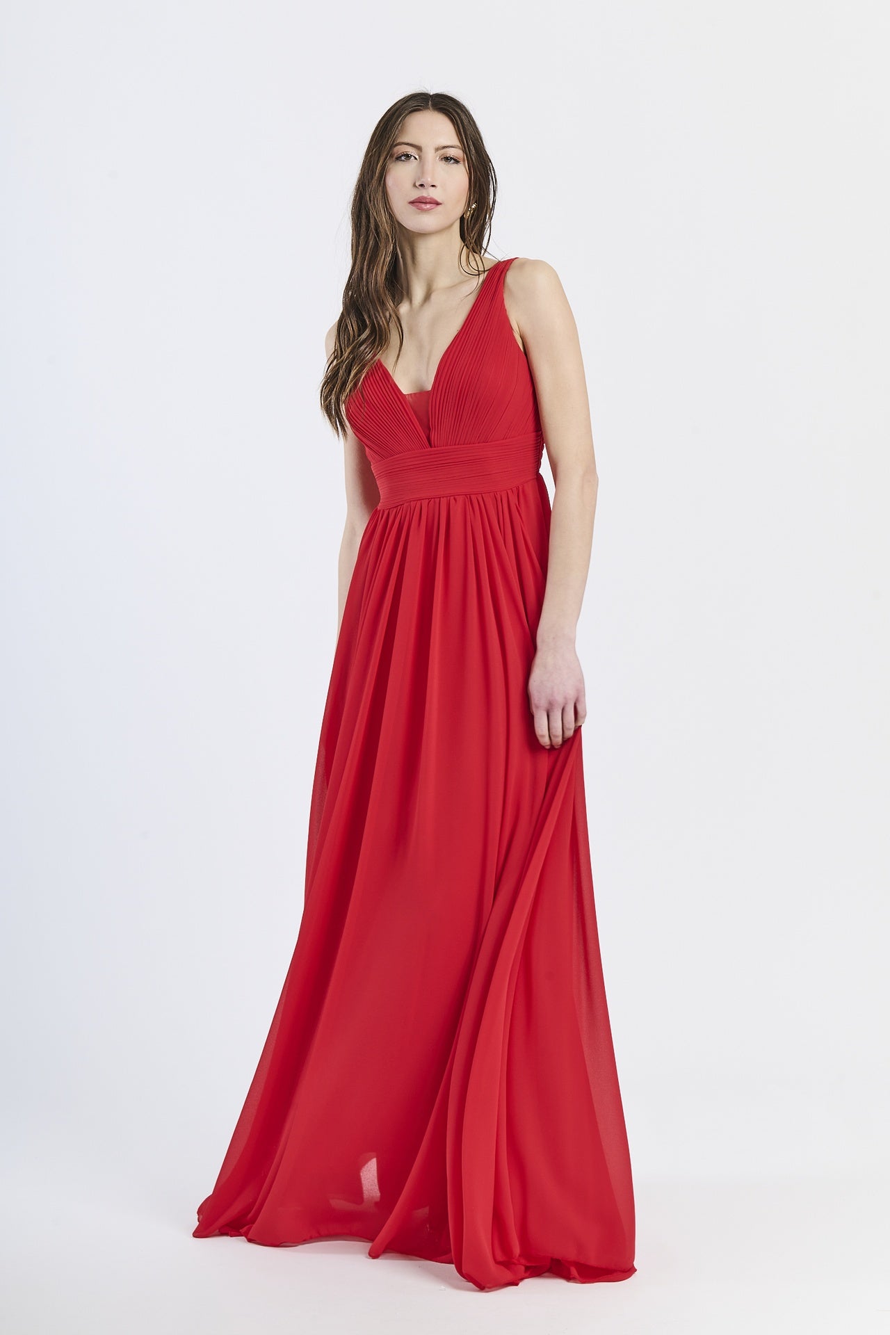 Abito lungo rosso in tulle fluido, scollo a V profondo e vita incontrita