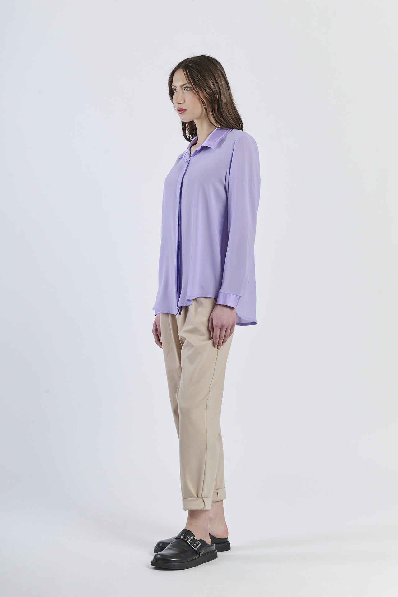 Outfit con camicia lilla e pantaloni neri, contrasto viola