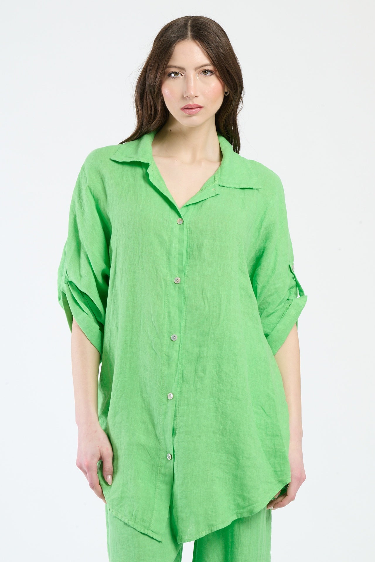 Camicia larga color verde mela, perfetta per uno look giovane e accattivante