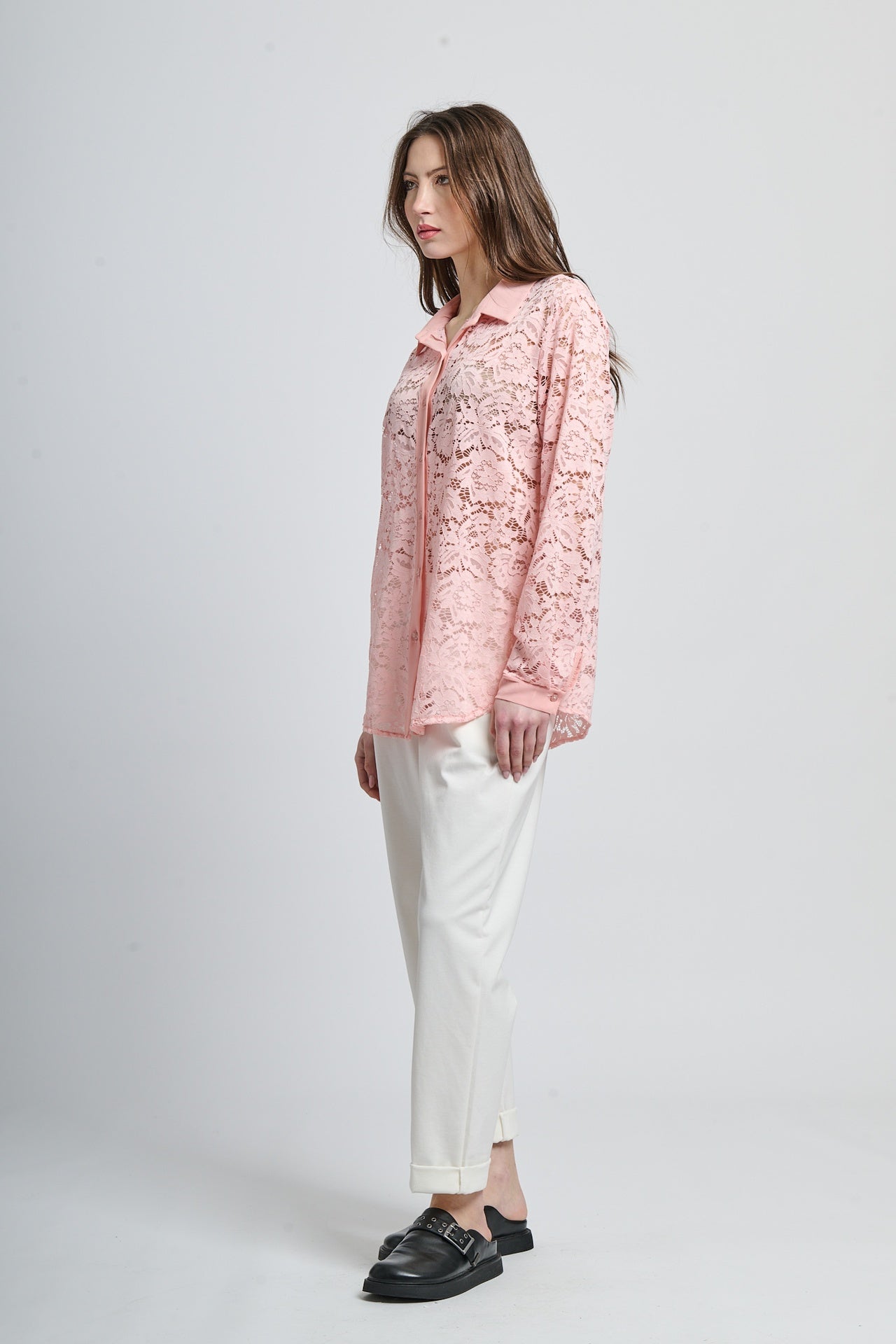 Camicetta rosa decorata, taglio ampio e romantica per il look.