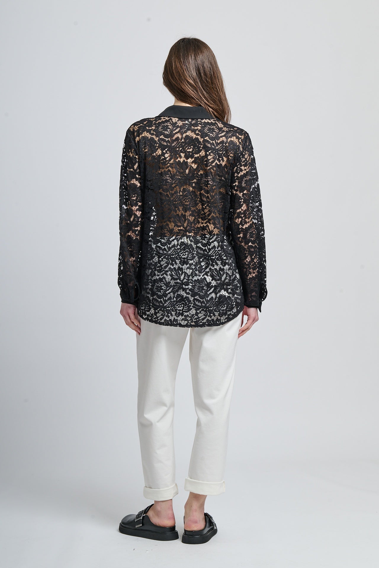 Camicia oversize nera stampa, stile edgy con bottoni frontali e maniche lunghe.