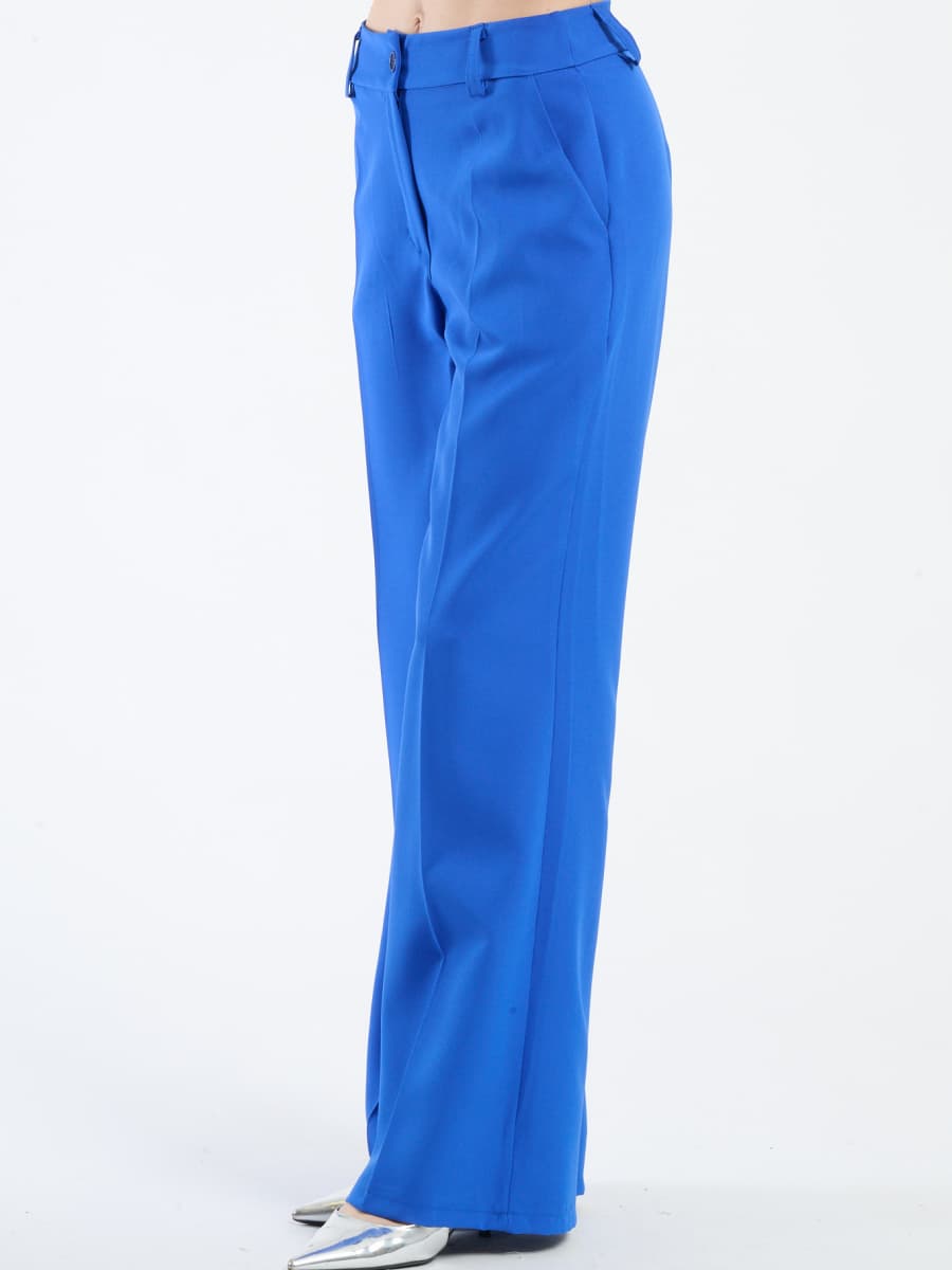 Che pantaloni mettere sotto la camicia bianca?