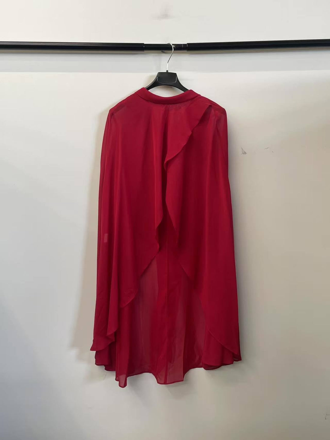 Che cosa indossa l'impiegato in ufficio sotto la giacca?