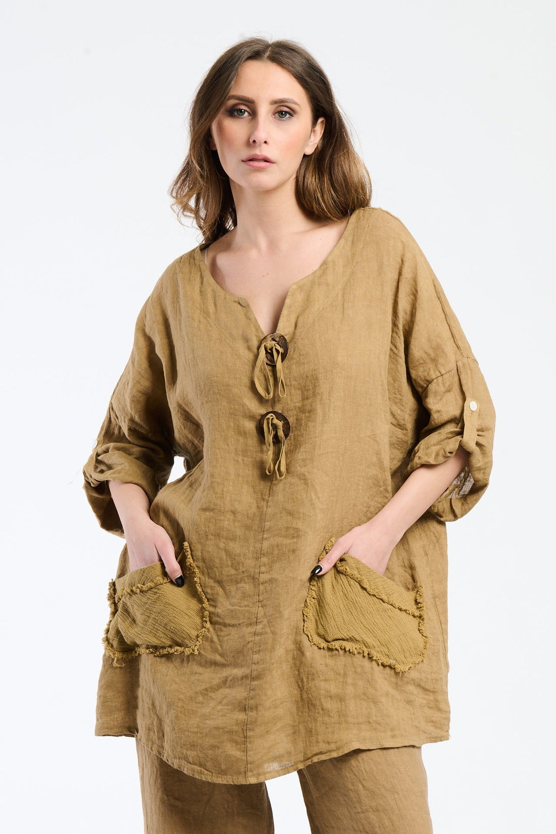 Perché le camicie da donna hanno i bottoni a sinistra?