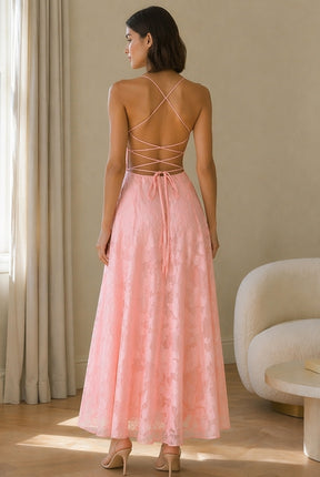 Abito midi elegante a spalline sottili con scollo a fascia, tessuto jacquard floreale e dettaglio a croce sul retro