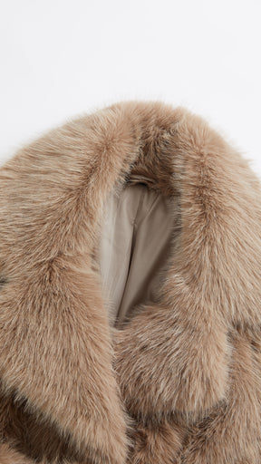 Cappotto corto in pelliccia sintetica con colletto a revers e cintura