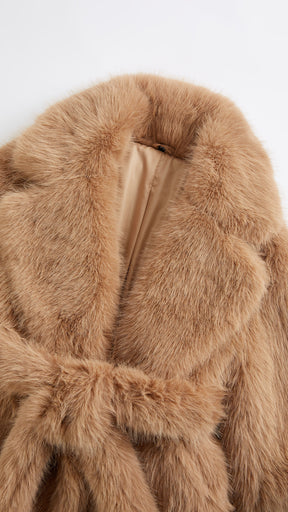 Cappotto corto in pelliccia sintetica con colletto a revers e cintura