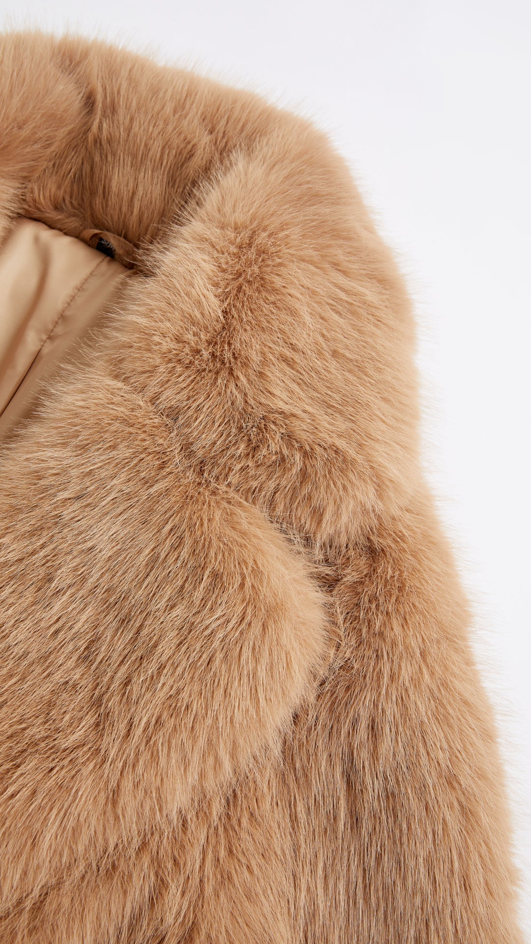 Cappotto corto in pelliccia sintetica con colletto a revers e cintura