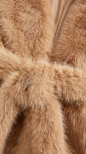 Cappotto corto in pelliccia sintetica con colletto a revers e cintura