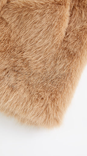 Cappotto corto in pelliccia sintetica con colletto a revers e cintura