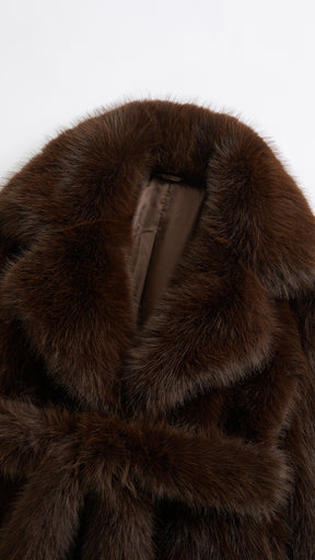 Cappotto corto in pelliccia sintetica con colletto a revers e cintura