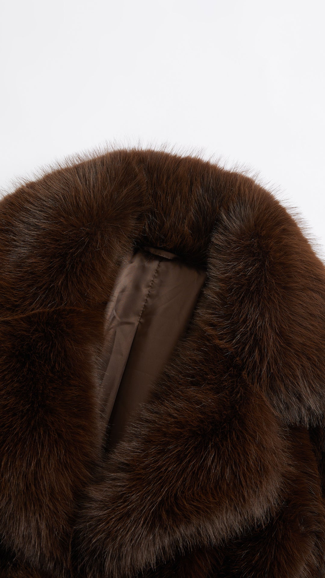 Cappotto corto in pelliccia sintetica con colletto a revers e cintura