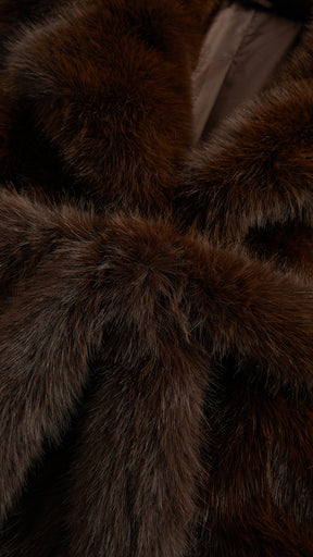 Cappotto corto in pelliccia sintetica con colletto a revers e cintura