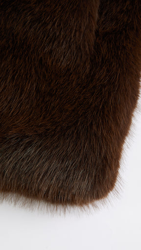Cappotto corto in pelliccia sintetica con colletto a revers e cintura