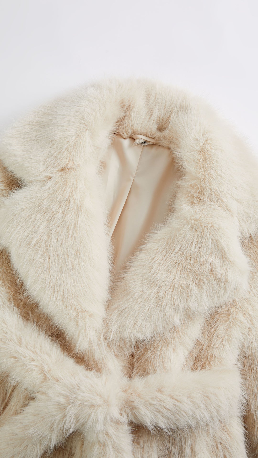 Cappotto corto in pelliccia sintetica con colletto a revers e cintura