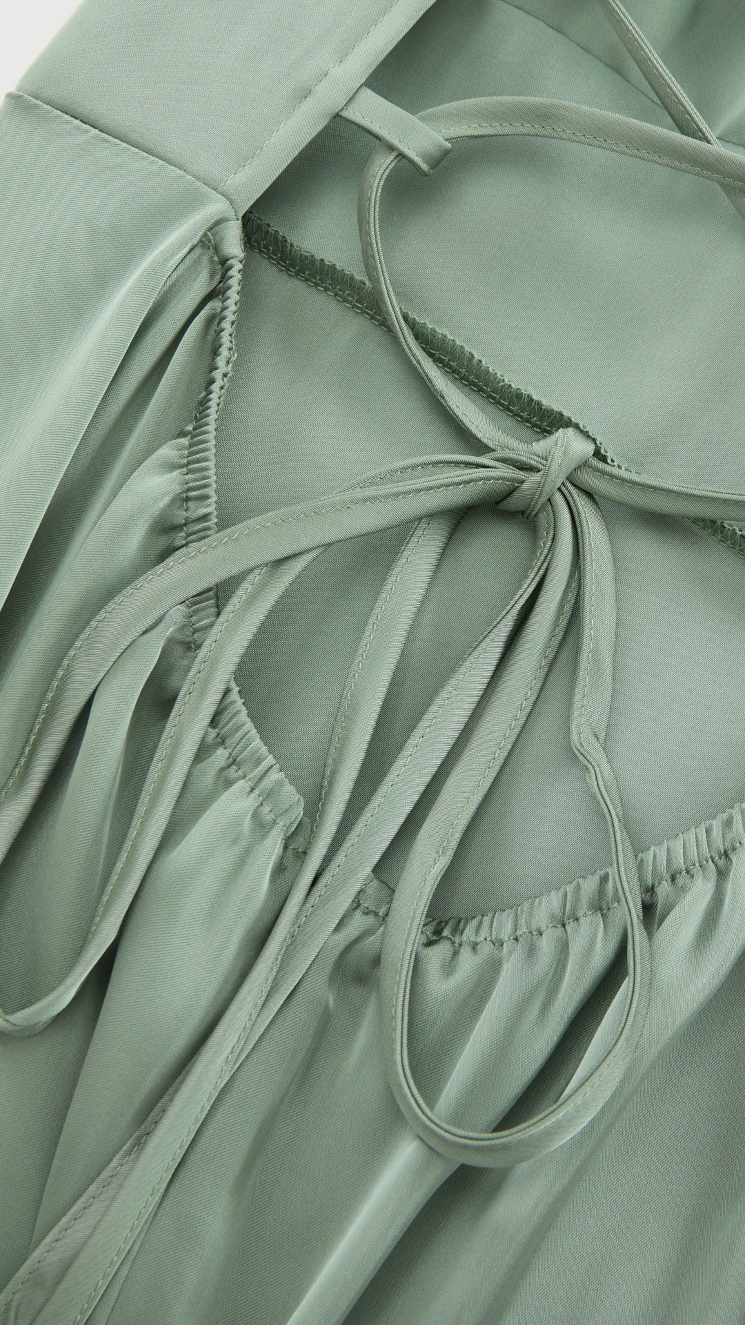 Abito Lungo in Satin con Spalline Sottili e Schiena a Croce - Eleganza per Matrimoni e Serate