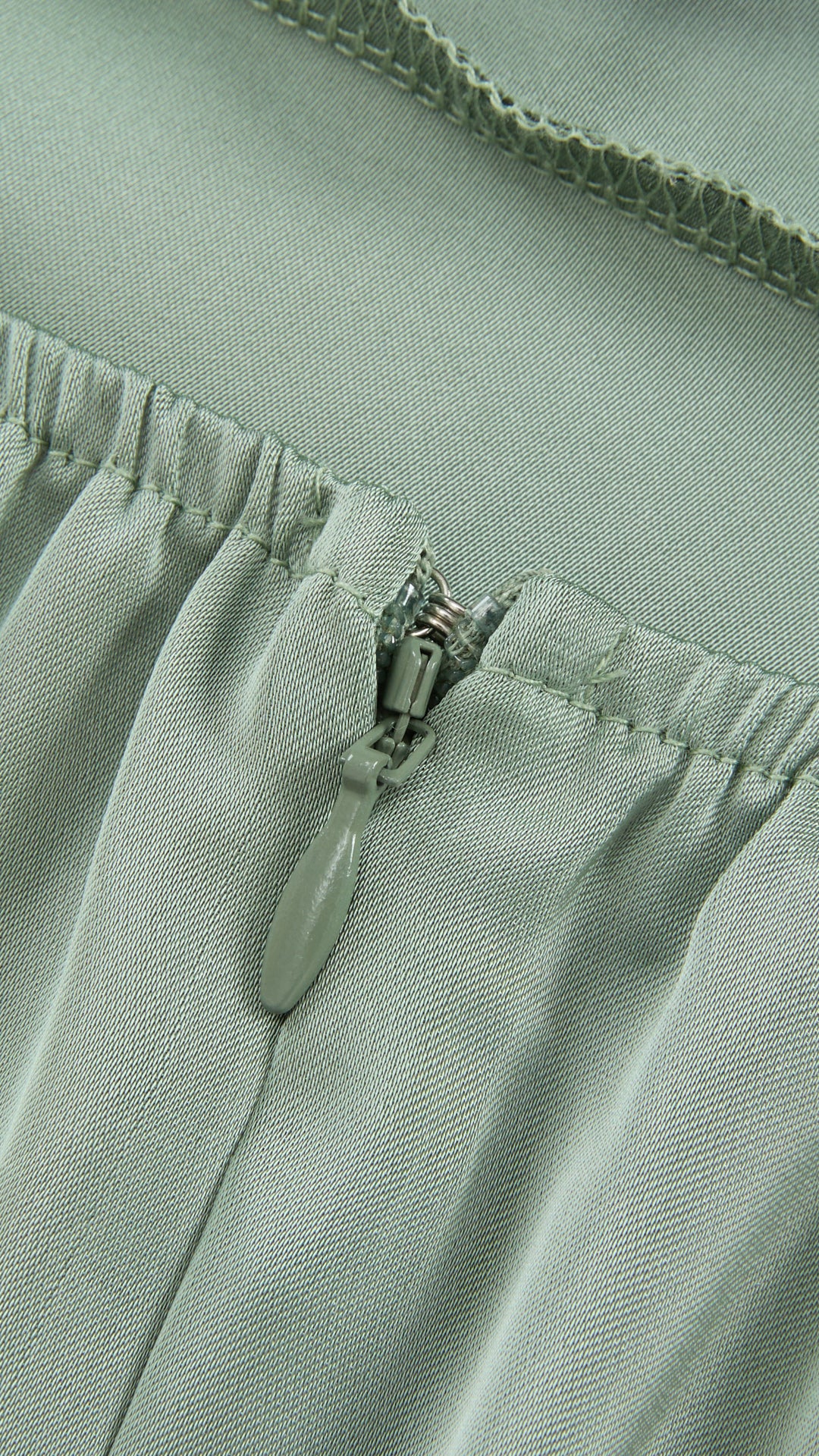 Abito Lungo in Satin con Spalline Sottili e Schiena a Croce - Eleganza per Matrimoni e Serate