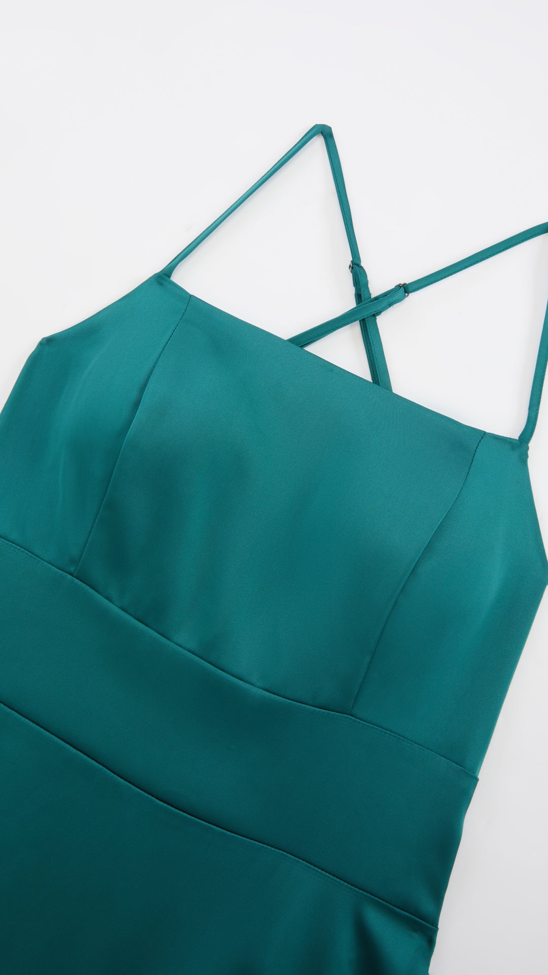 Abito Lungo in Satin con Spalline Sottili e Schiena a Croce - Eleganza per Matrimoni e Serate