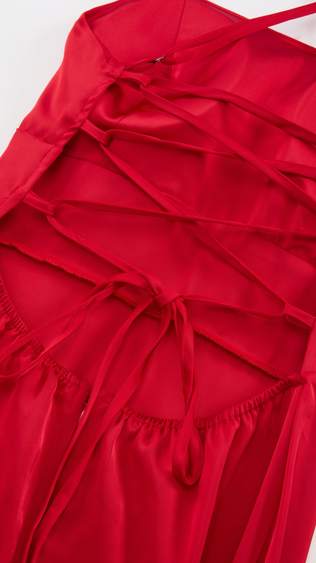 Abito Lungo in Satin con Spalline Sottili e Schiena a Croce - Eleganza per Matrimoni e Serate