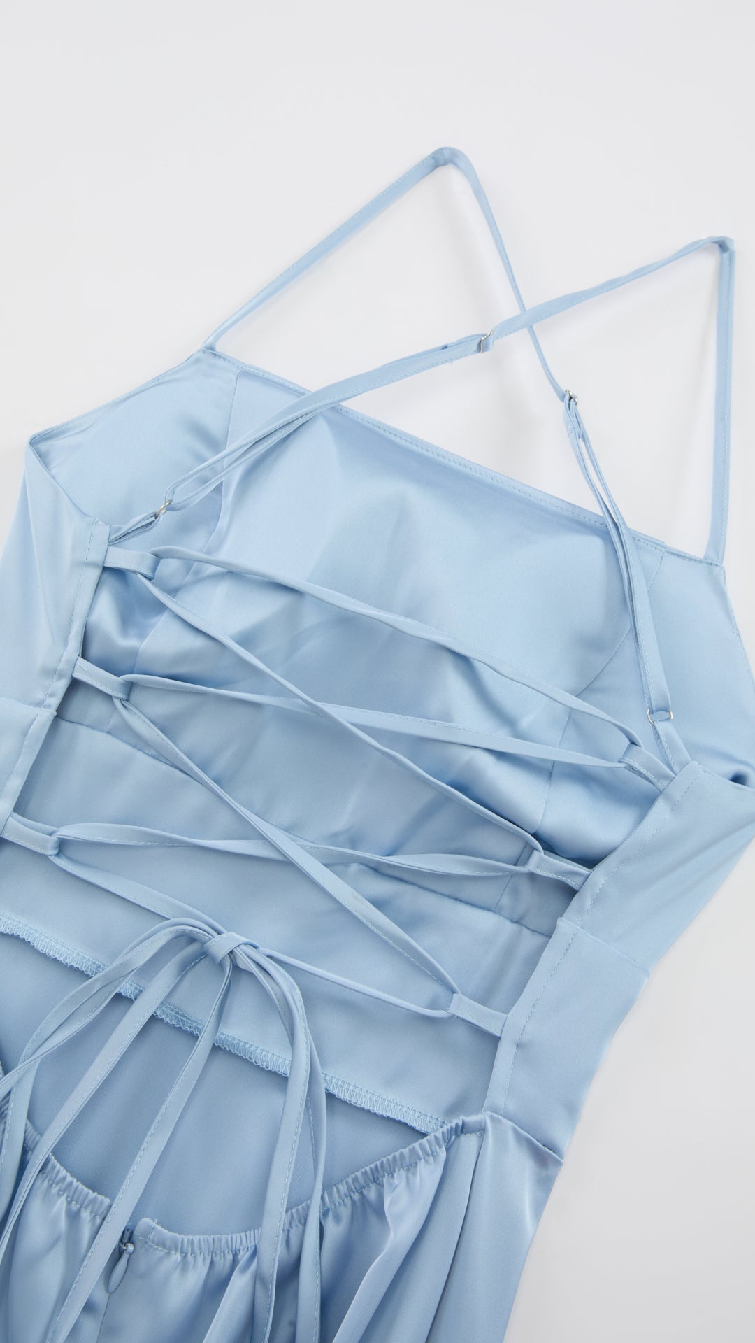 Abito Lungo in Satin con Spalline Sottili e Schiena a Croce - Eleganza per Matrimoni e Serate
