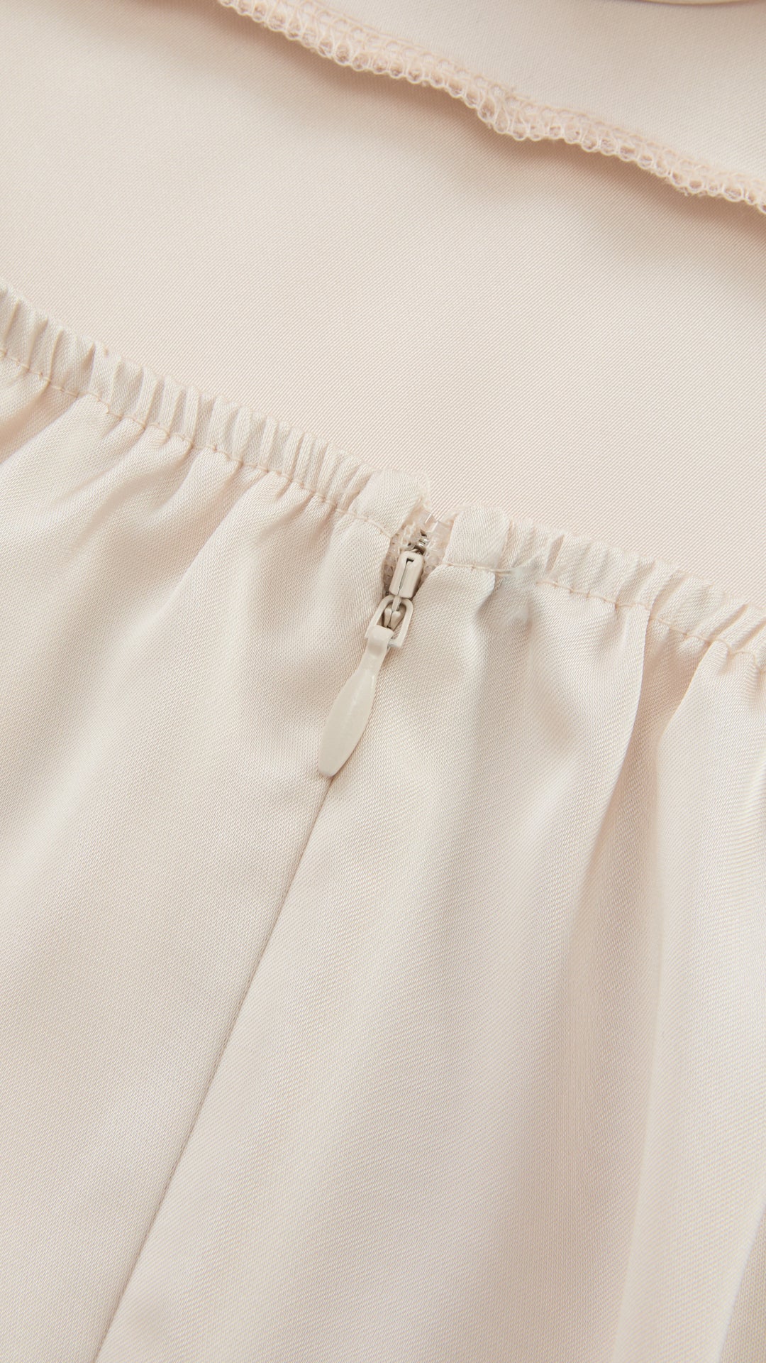 Abito Lungo in Satin con Spalline Sottili e Schiena a Croce - Eleganza per Matrimoni e Serate