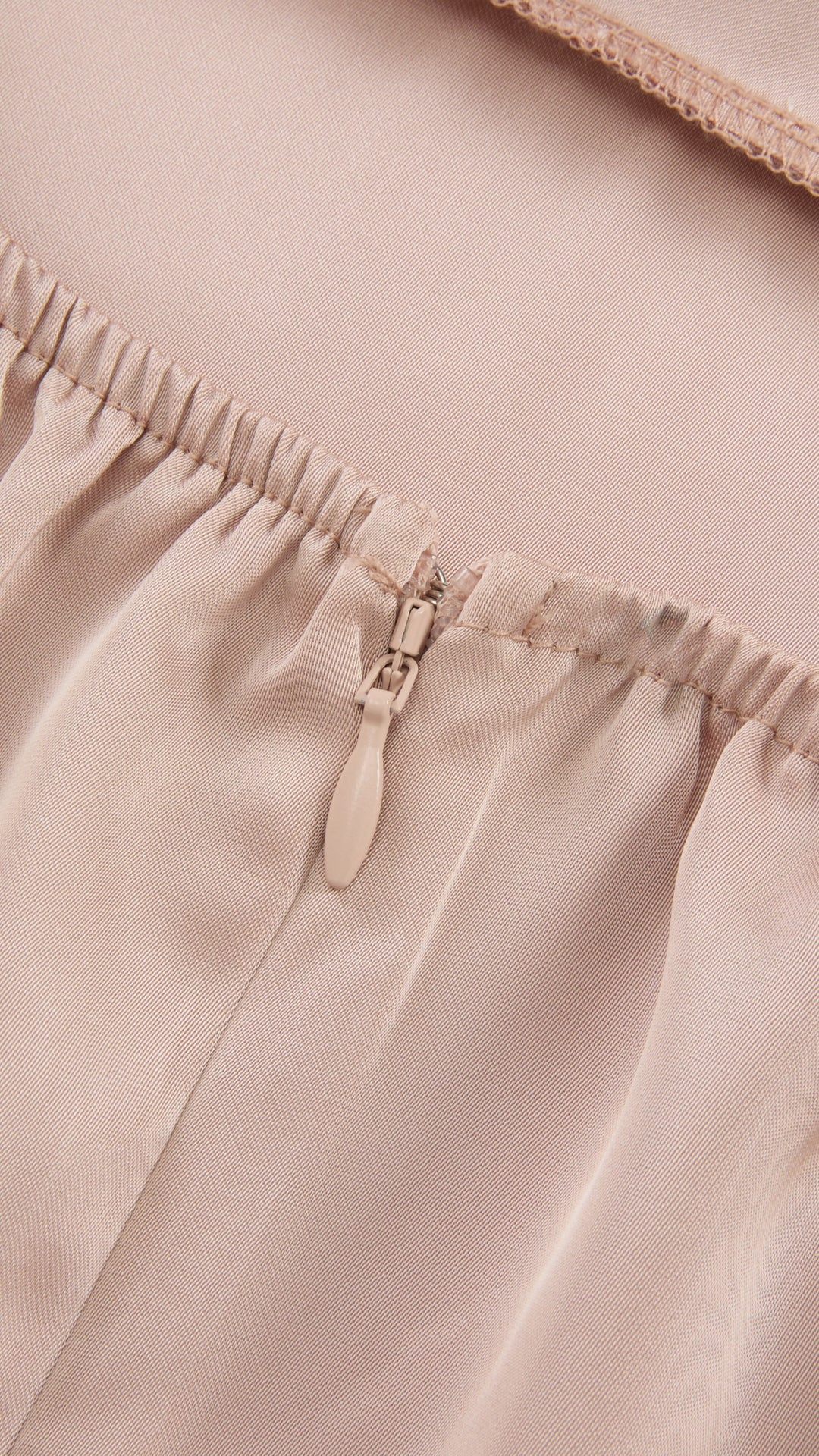 Abito Lungo in Satin con Spalline Sottili e Schiena a Croce - Eleganza per Matrimoni e Serate