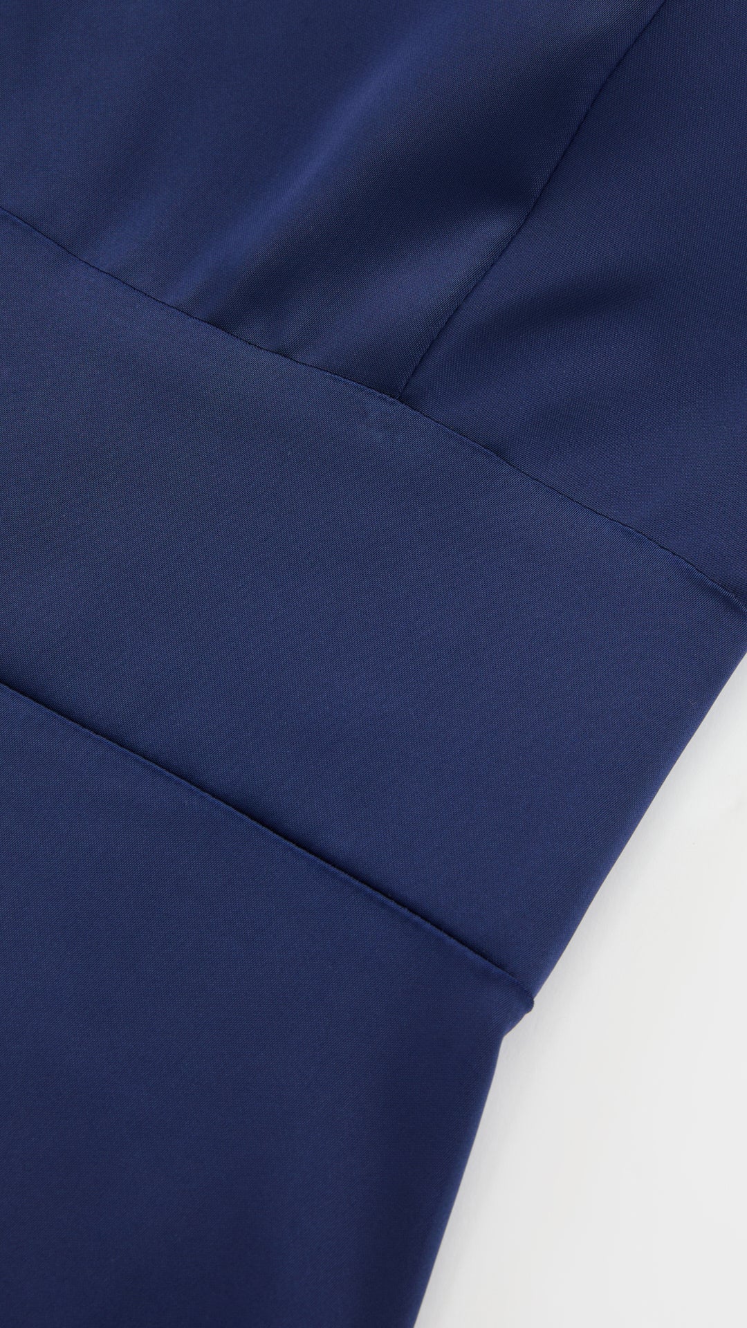 Abito Lungo in Satin con Spalline Sottili e Schiena a Croce - Eleganza per Matrimoni e Serate