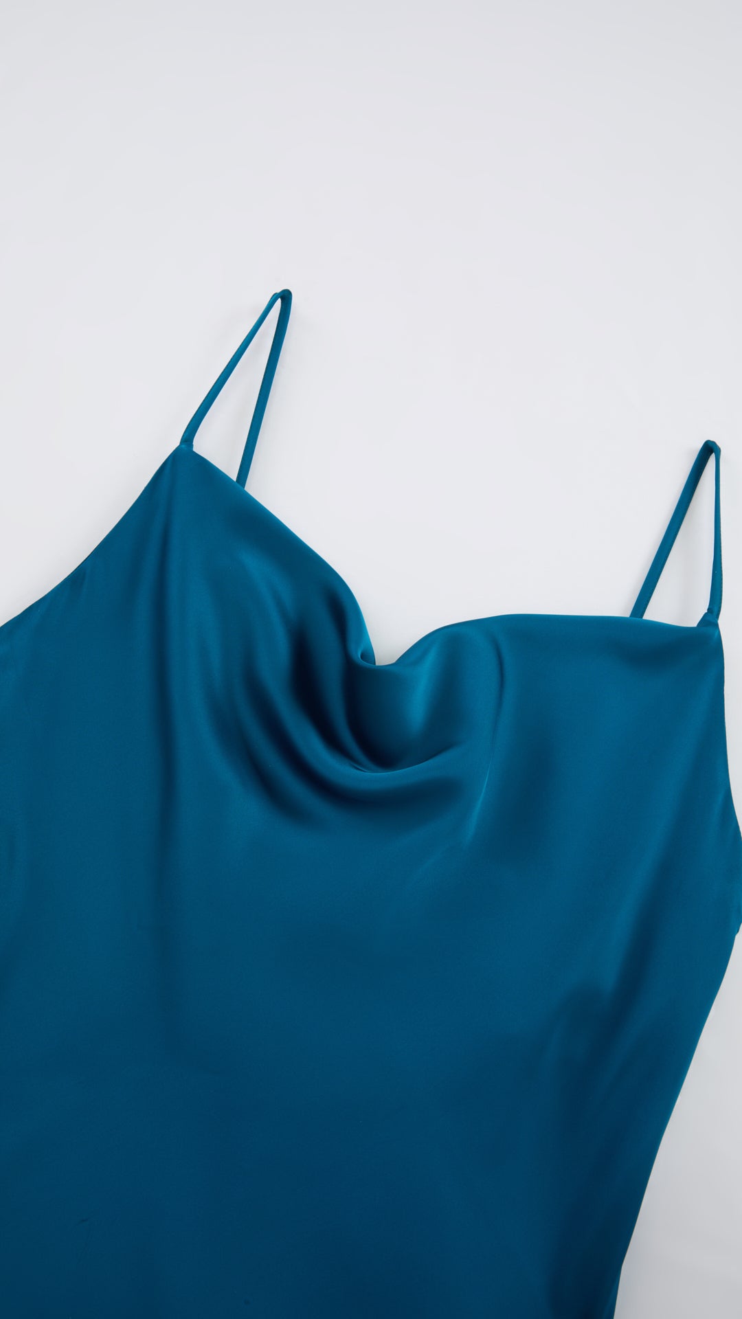 Abito Midi in Satin con Spalline e Scollatura a Collo d'Anatra - Eleganza Senza Tempo per Serate