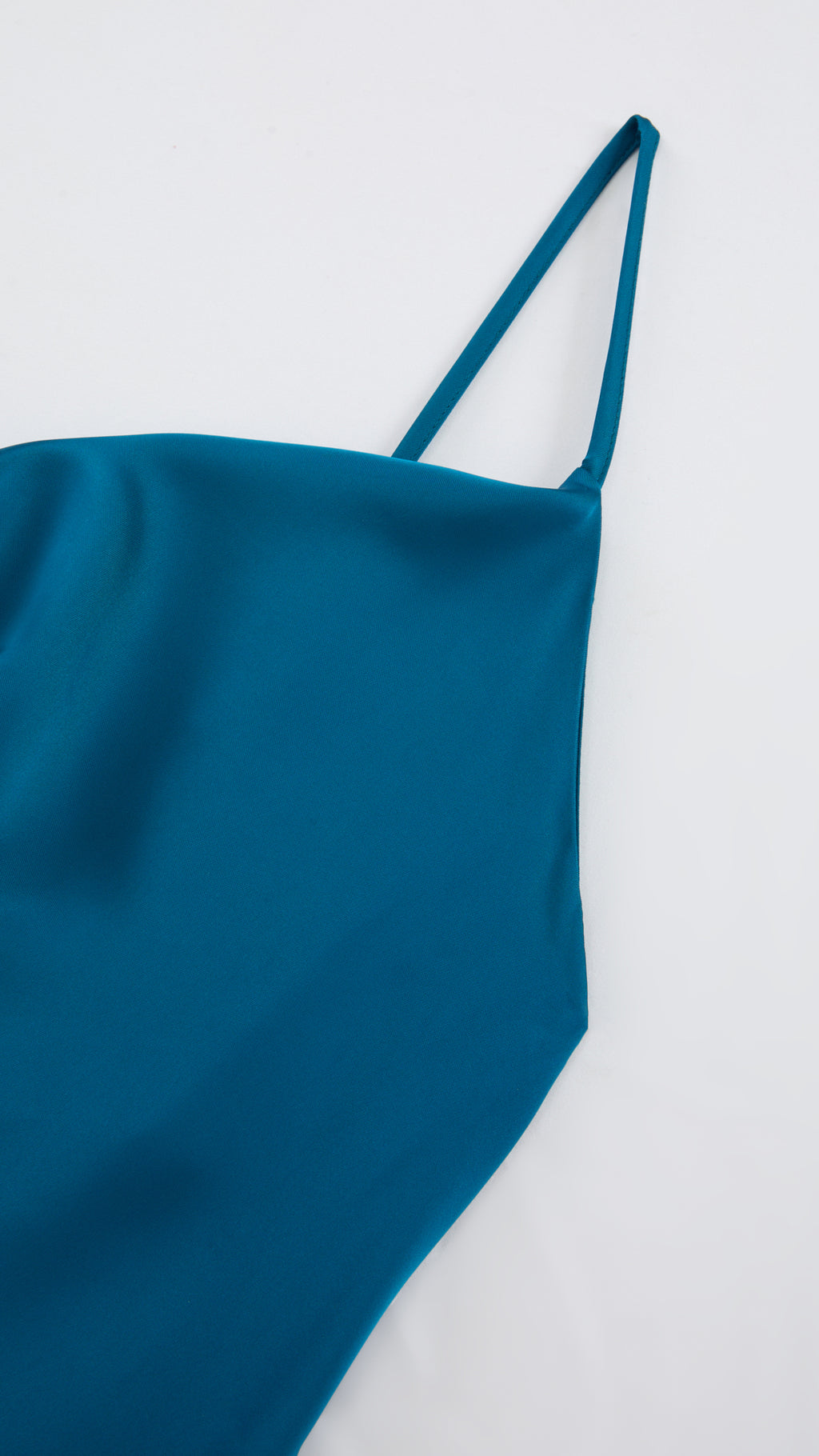 Abito Midi in Satin con Spalline e Scollatura a Collo d'Anatra - Eleganza Senza Tempo per Serate