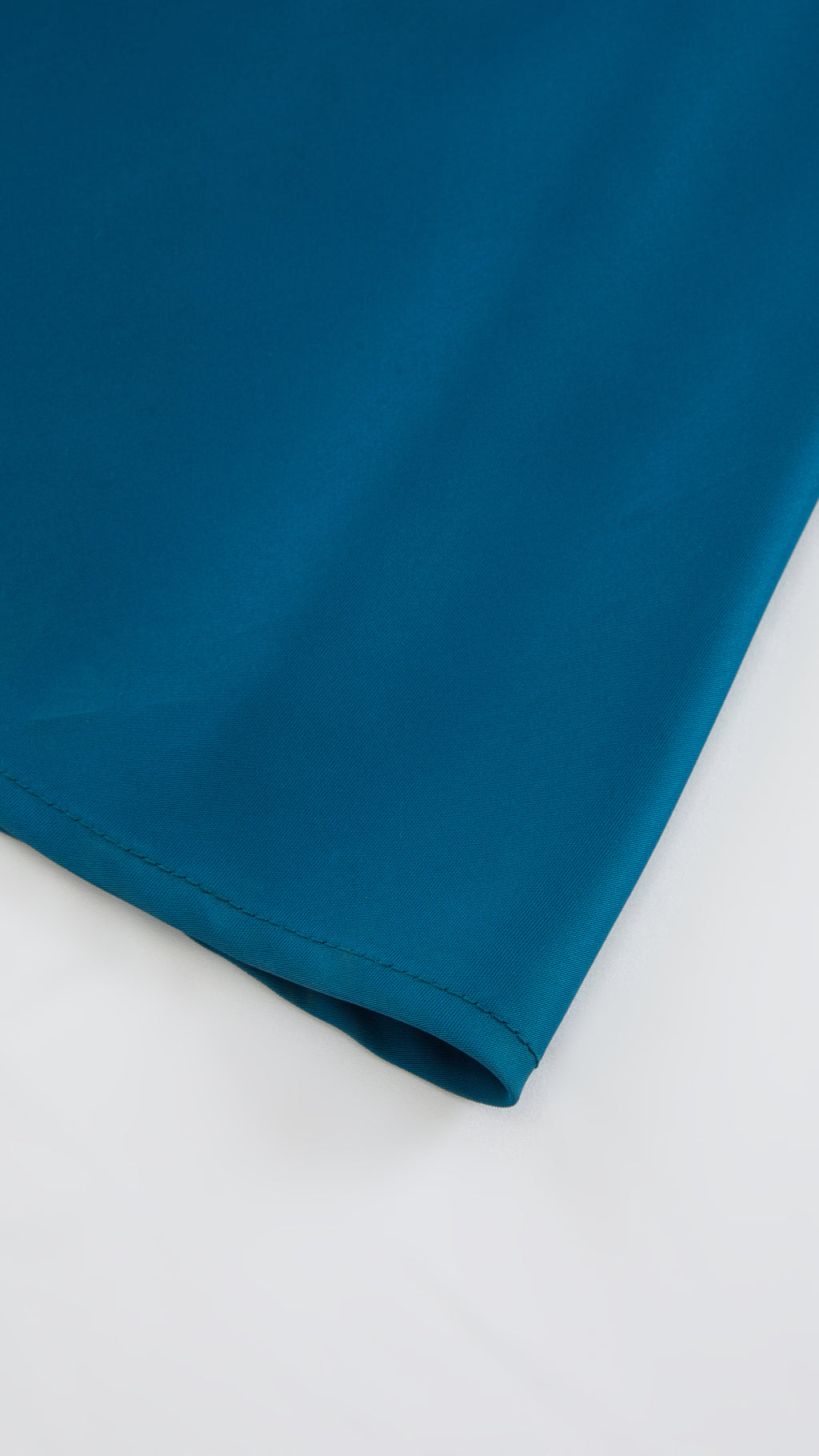 Abito Midi in Satin con Spalline e Scollatura a Collo d'Anatra - Eleganza Senza Tempo per Serate