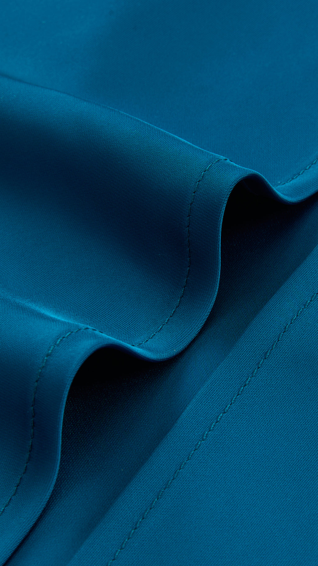 Abito Midi in Satin con Spalline e Scollatura a Collo d'Anatra - Eleganza Senza Tempo per Serate