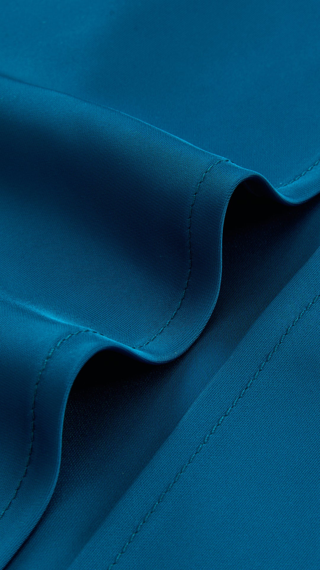 Abito Midi in Satin con Spalline e Scollatura a Collo d'Anatra - Eleganza Senza Tempo per Serate