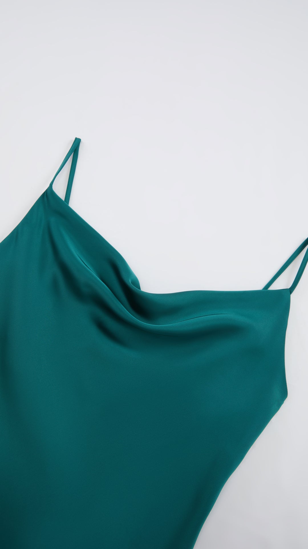 Abito Midi in Satin con Spalline e Scollatura a Collo d'Anatra - Eleganza Senza Tempo per Serate
