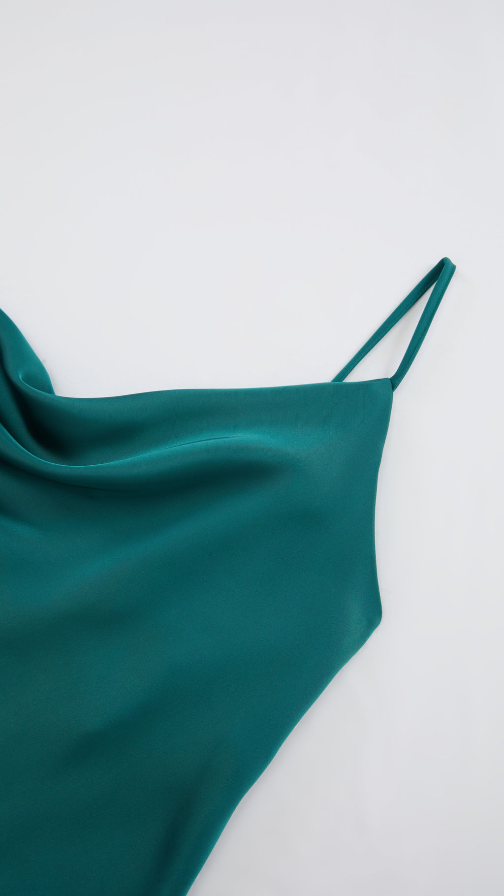 Abito Midi in Satin con Spalline e Scollatura a Collo d'Anatra - Eleganza Senza Tempo per Serate