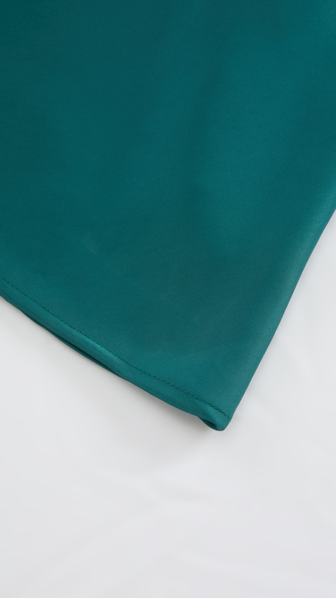 Abito Midi in Satin con Spalline e Scollatura a Collo d'Anatra - Eleganza Senza Tempo per Serate