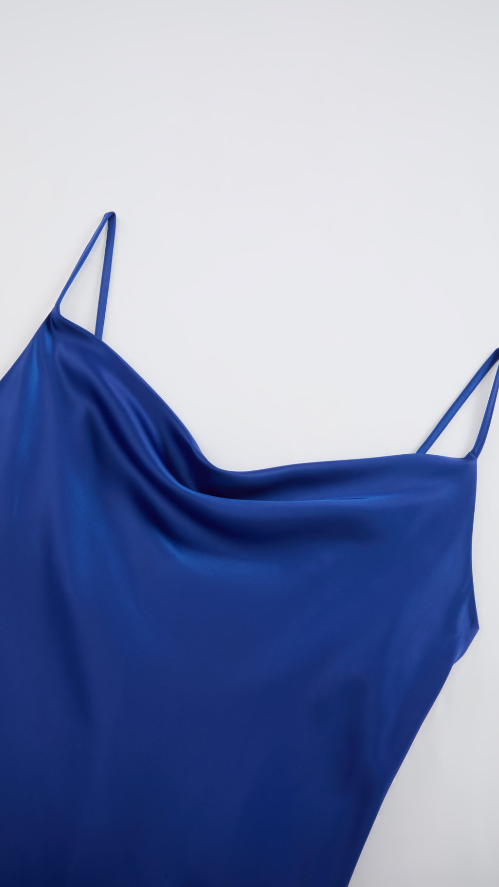 Abito Midi in Satin con Spalline e Scollatura a Collo d'Anatra - Eleganza Senza Tempo per Serate