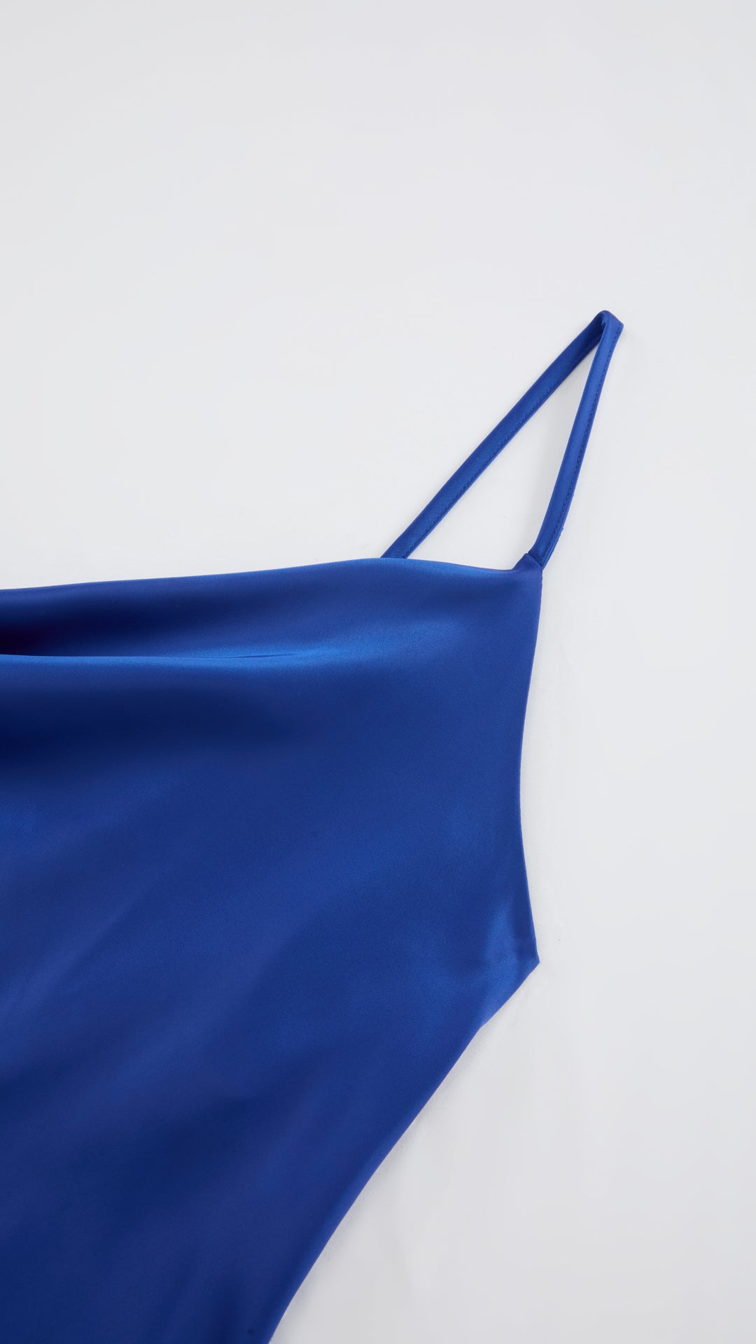 Abito Midi in Satin con Spalline e Scollatura a Collo d'Anatra - Eleganza Senza Tempo per Serate