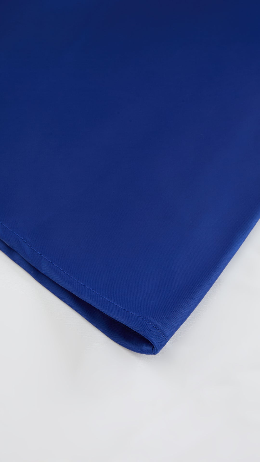 Abito Midi in Satin con Spalline e Scollatura a Collo d'Anatra - Eleganza Senza Tempo per Serate
