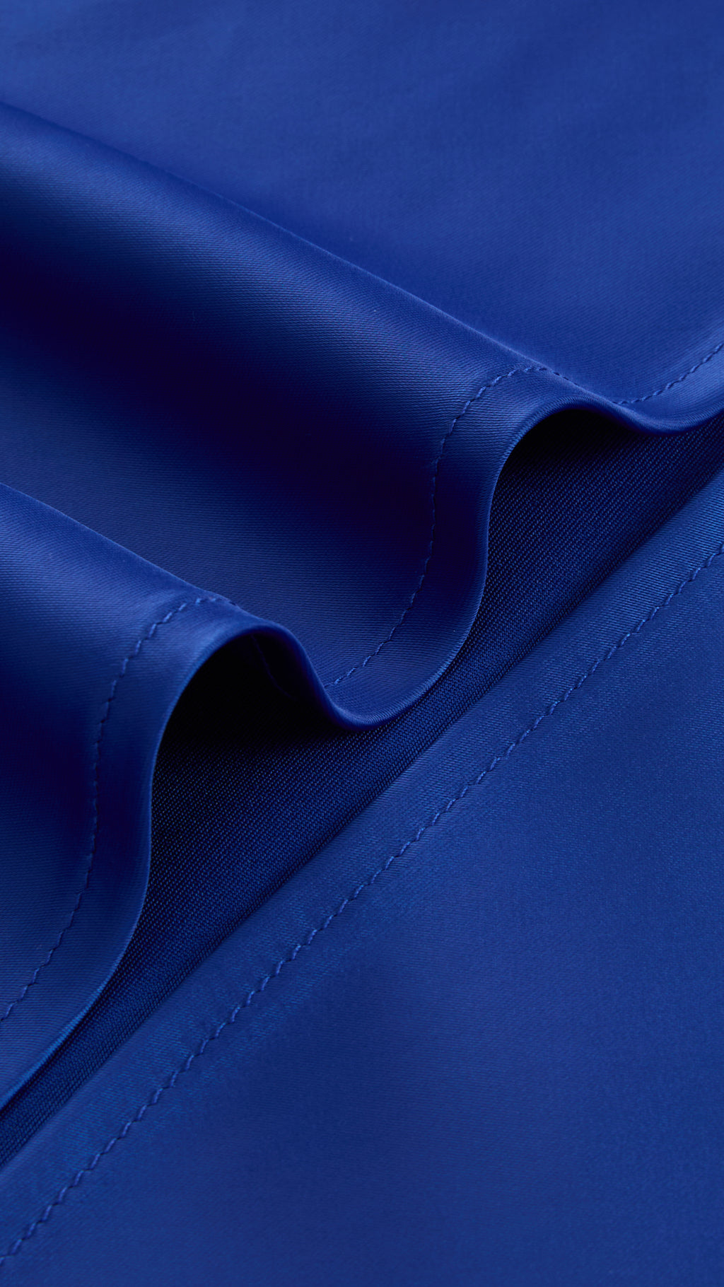 Abito Midi in Satin con Spalline e Scollatura a Collo d'Anatra - Eleganza Senza Tempo per Serate
