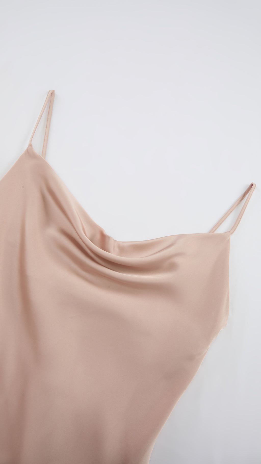Abito Midi in Satin con Spalline e Scollatura a Collo d'Anatra - Eleganza Senza Tempo per Serate