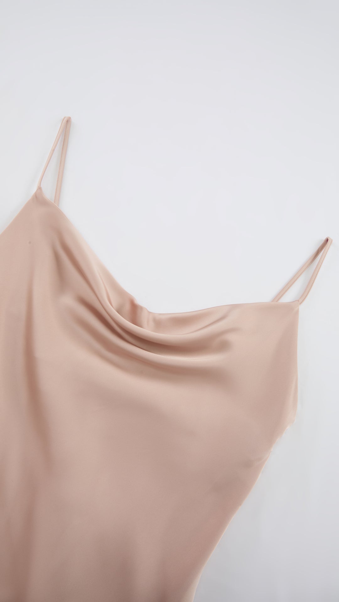 Abito Midi in Satin con Spalline e Scollatura a Collo d'Anatra - Eleganza Senza Tempo per Serate