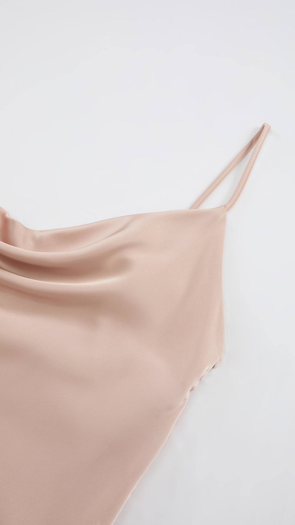 Abito Midi in Satin con Spalline e Scollatura a Collo d'Anatra - Eleganza Senza Tempo per Serate